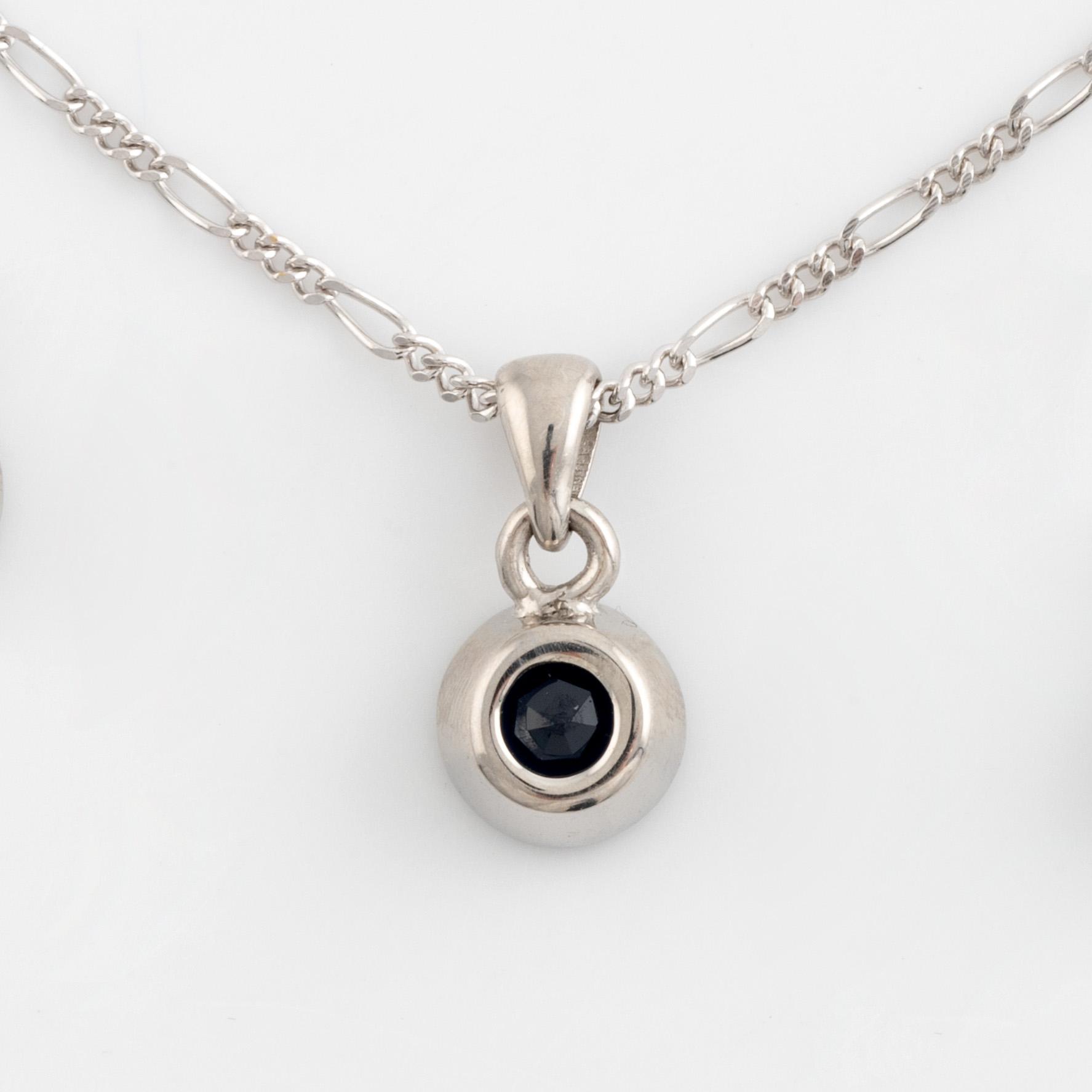 Hänge med safir, kedja i vitguld.