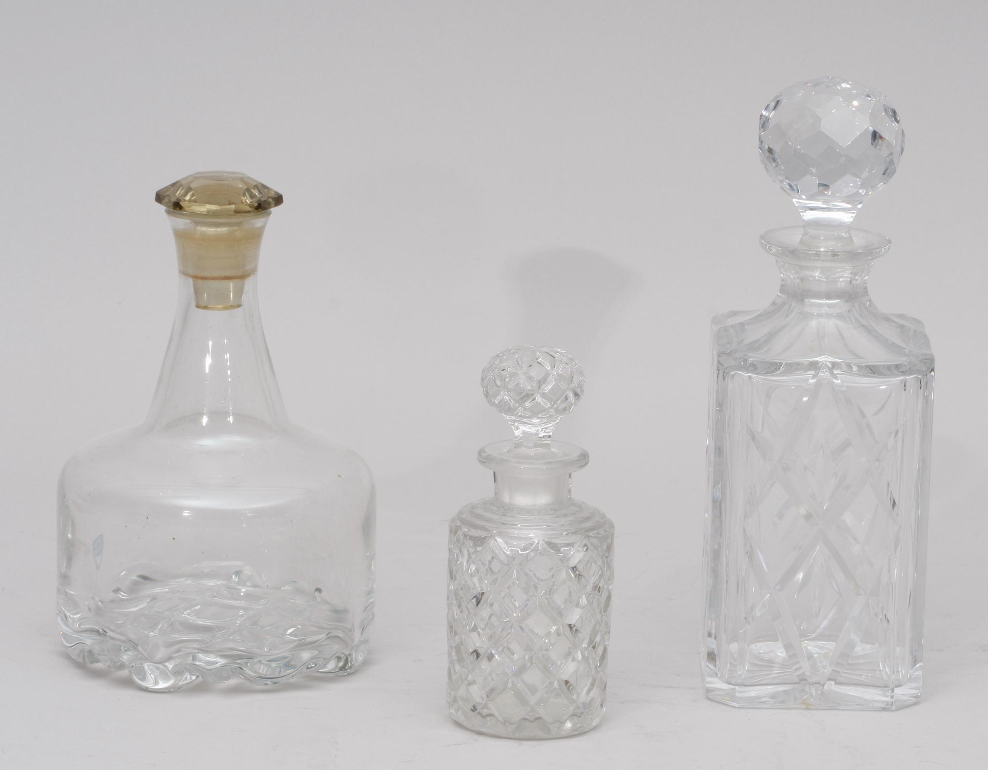 KARAFFER, 3 st, glas, bl a Orrefors.