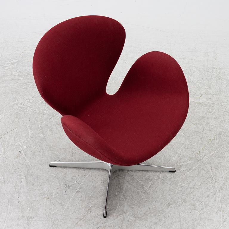 Arne Jacobsen, armchair, "The Swan", Fritz Hansen, 2018.