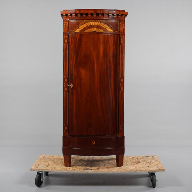 SKÅP, empire, 1800-talets första hälft.