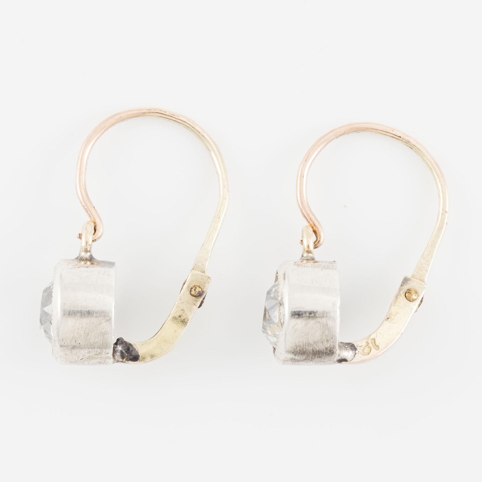 Örhängen guld och silver med cushionslipade diamanter.