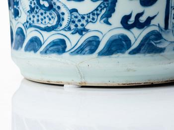 A blue and white brush pot, Qing dynasty, 19th Century.