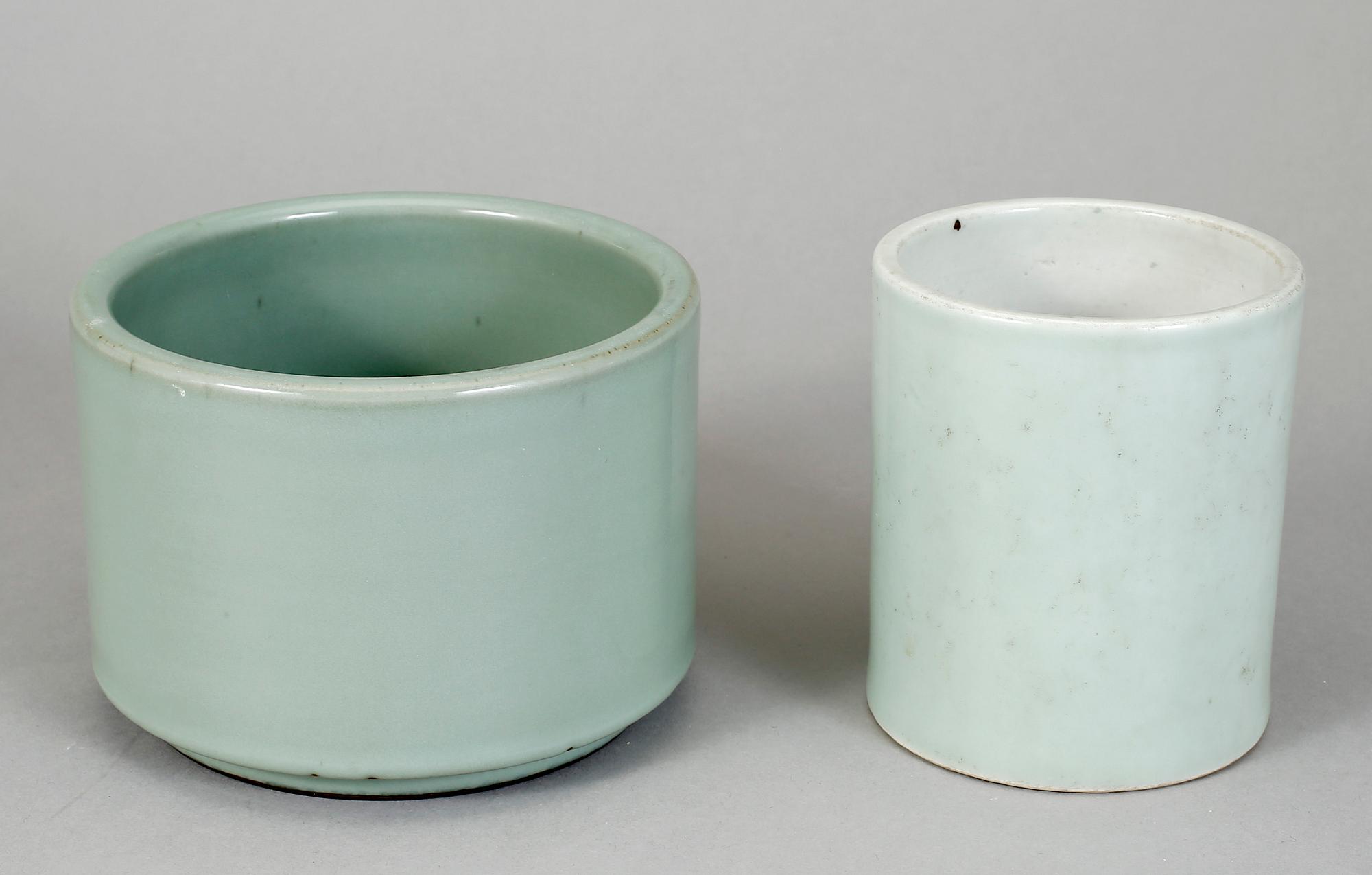 PENSELSTÄLL, två stycken, porslin. Kina, omkring 1900 samt en modern.