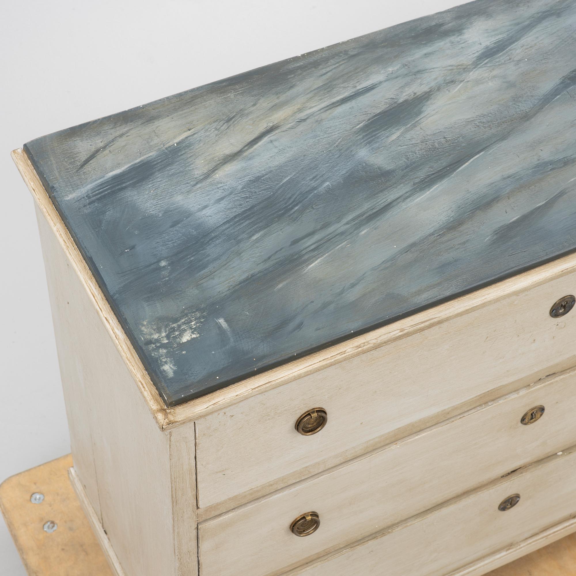 A chest of drawers, 19th century.