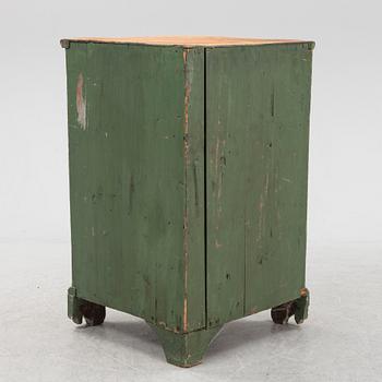 Hörnskåp, 1700-tal. Rokoko.