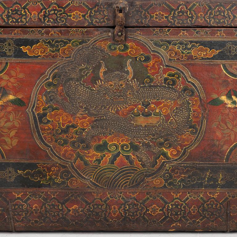 A Chinese chest, 20th century.
