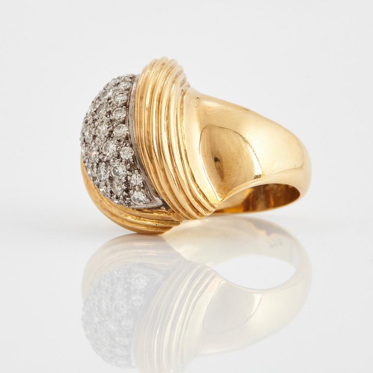 An 18K gold ring set with round brilliant-cut diamonds.