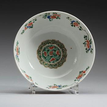 A famille verte bowl, Qing dynasty Kangxi (1662-1722).