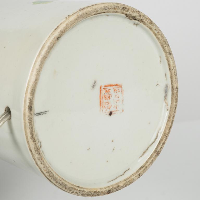 A pair of Chinese porcelain vase converted into table lamps, 20th Century.