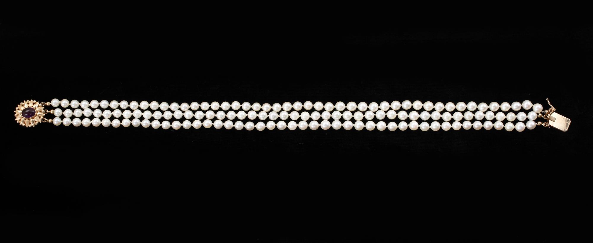 COLLIER, med odlade saltvattenspärlor, lås 18k guld med cabochonslipad ametist, Sverige, 1960.