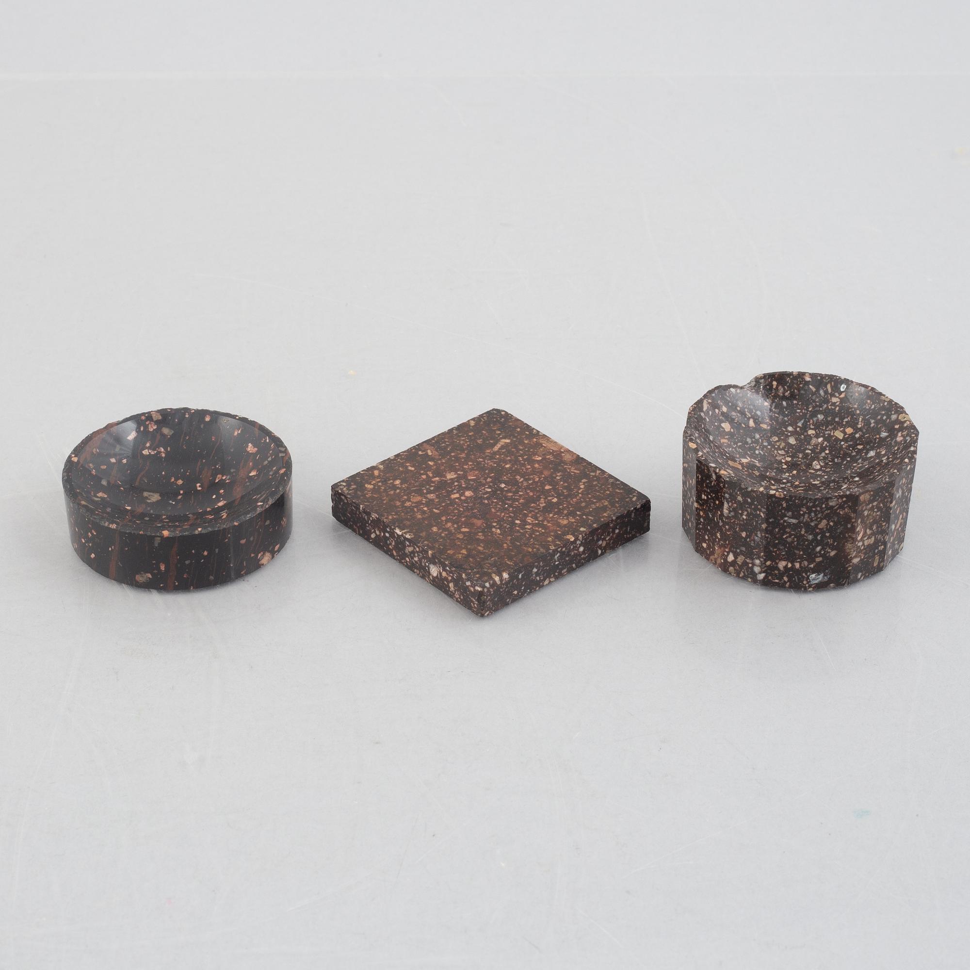 Two porhyry salts and one specimen, Älvdalen, Sweden, 19th century.