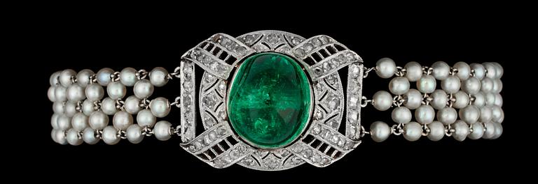 ARMBAND, cabochonslipad smaragd, rosenslipade diamanter samt orientalsika pärlor, ca 1925.