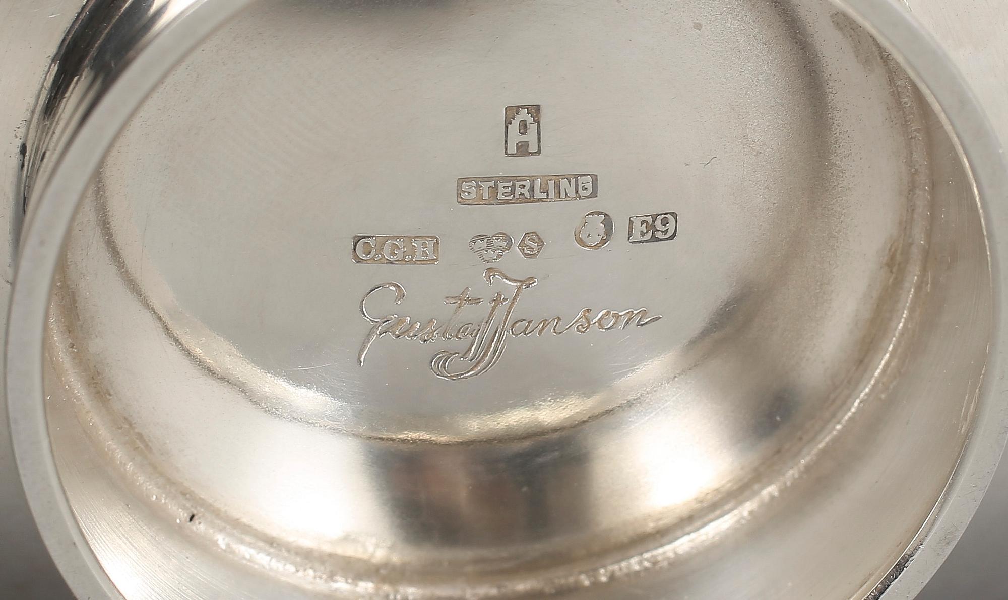 SKÅLAR, 2 stycken, silver och glas, 1900-tal. Total silvervikt ca 393 gram.