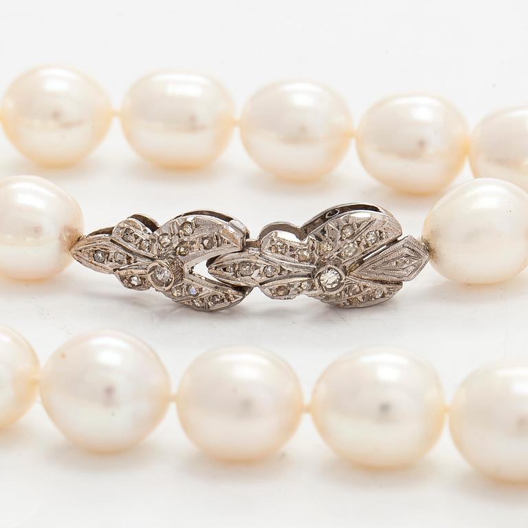 Helminauha, sterlinghopeaa, makeanvedenhelmiä ja timantteja.