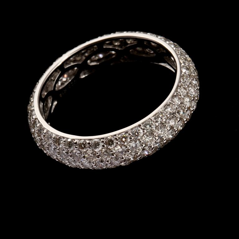 RING, 18k vitguld med 144 briljantslipade diamanter, totalt 2.20 ct. Vikt 3 g.