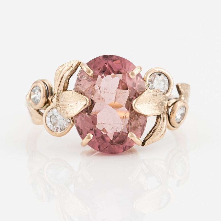 Ring med rosa turmalin och briljantslipade diamanter.