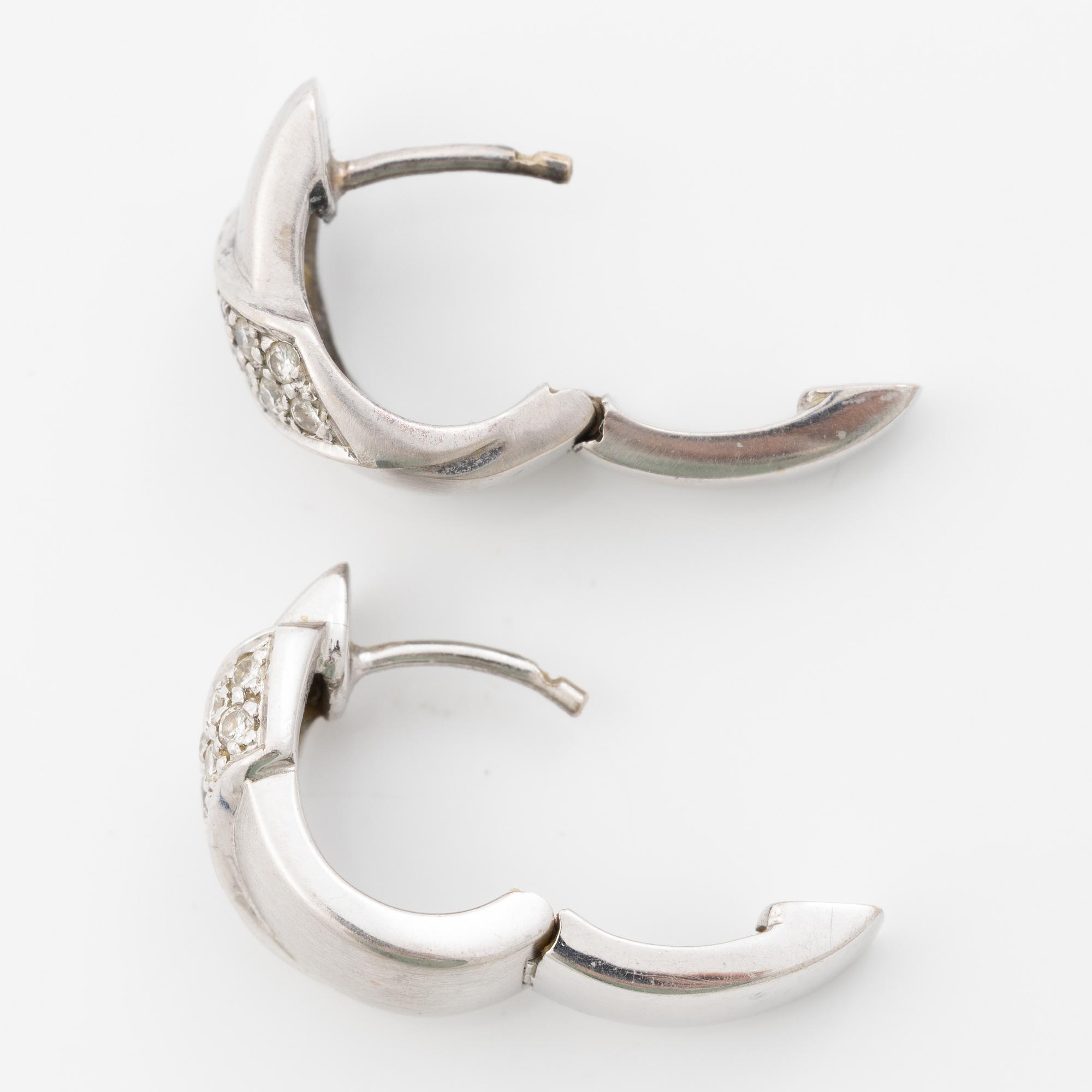 18K white gold earrings with small brilliant-cut diamonds.