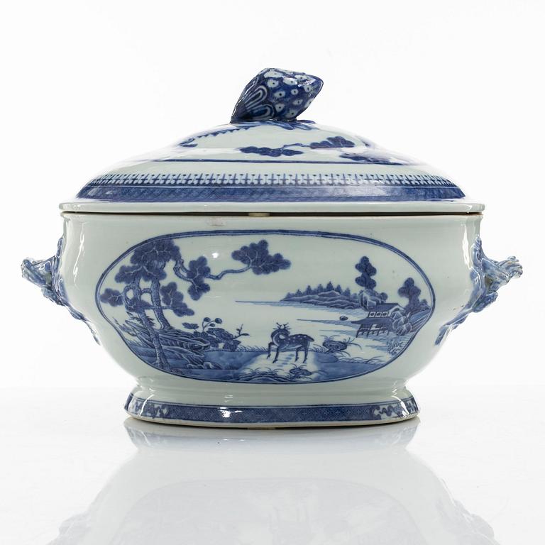 Terrin med lock, porslin. Qingdynastin, Jiaqing (1796-1820).