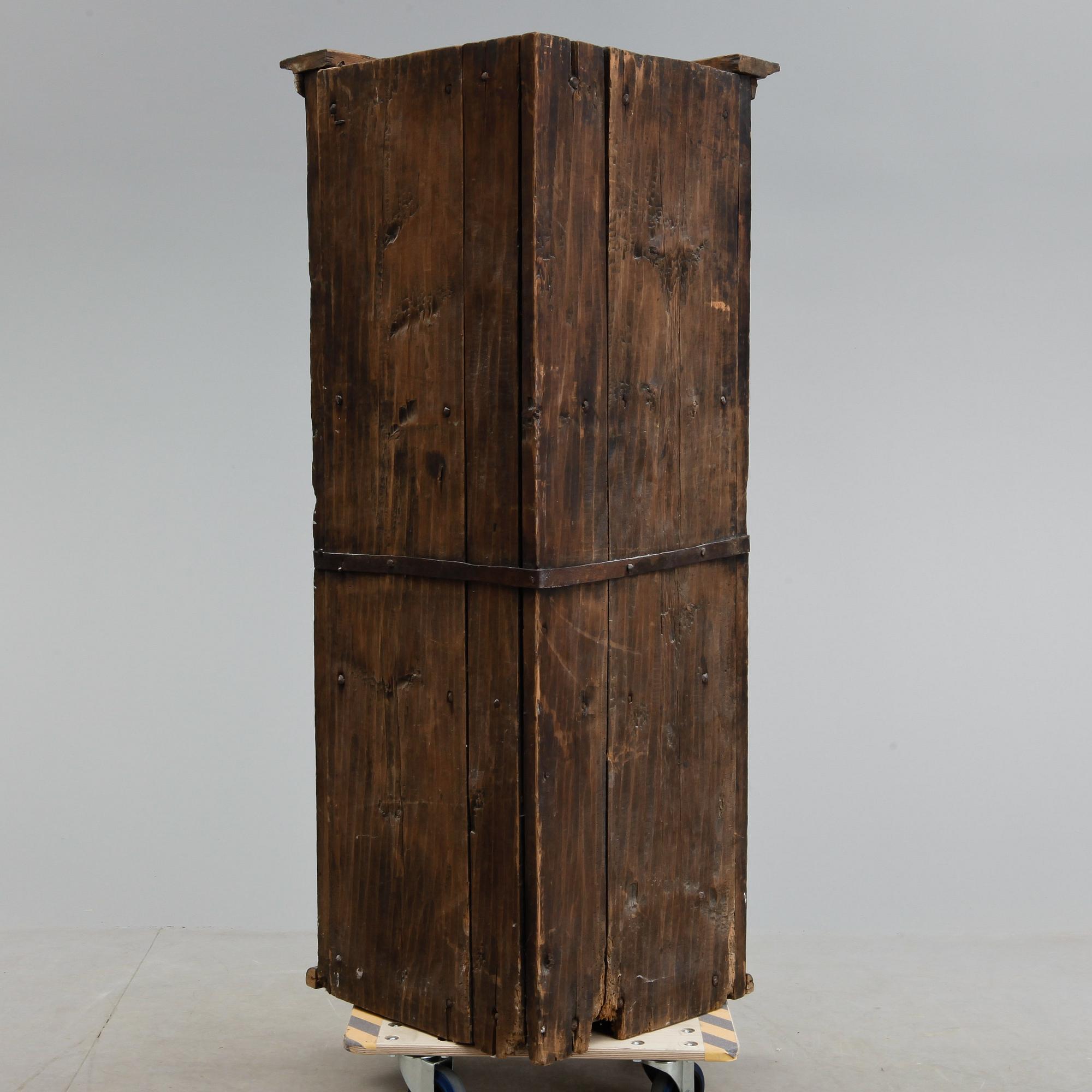 HÖRNSKÅP, allmoge, daterad 1804.