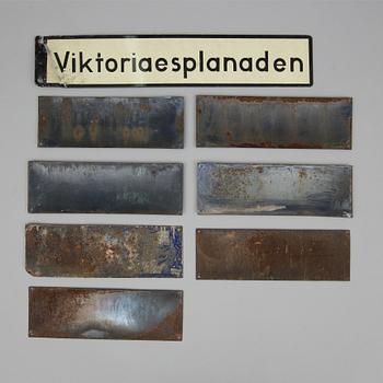 GATUSKYLTAR, 8 st, emaljerad plåt, 1900-tal.