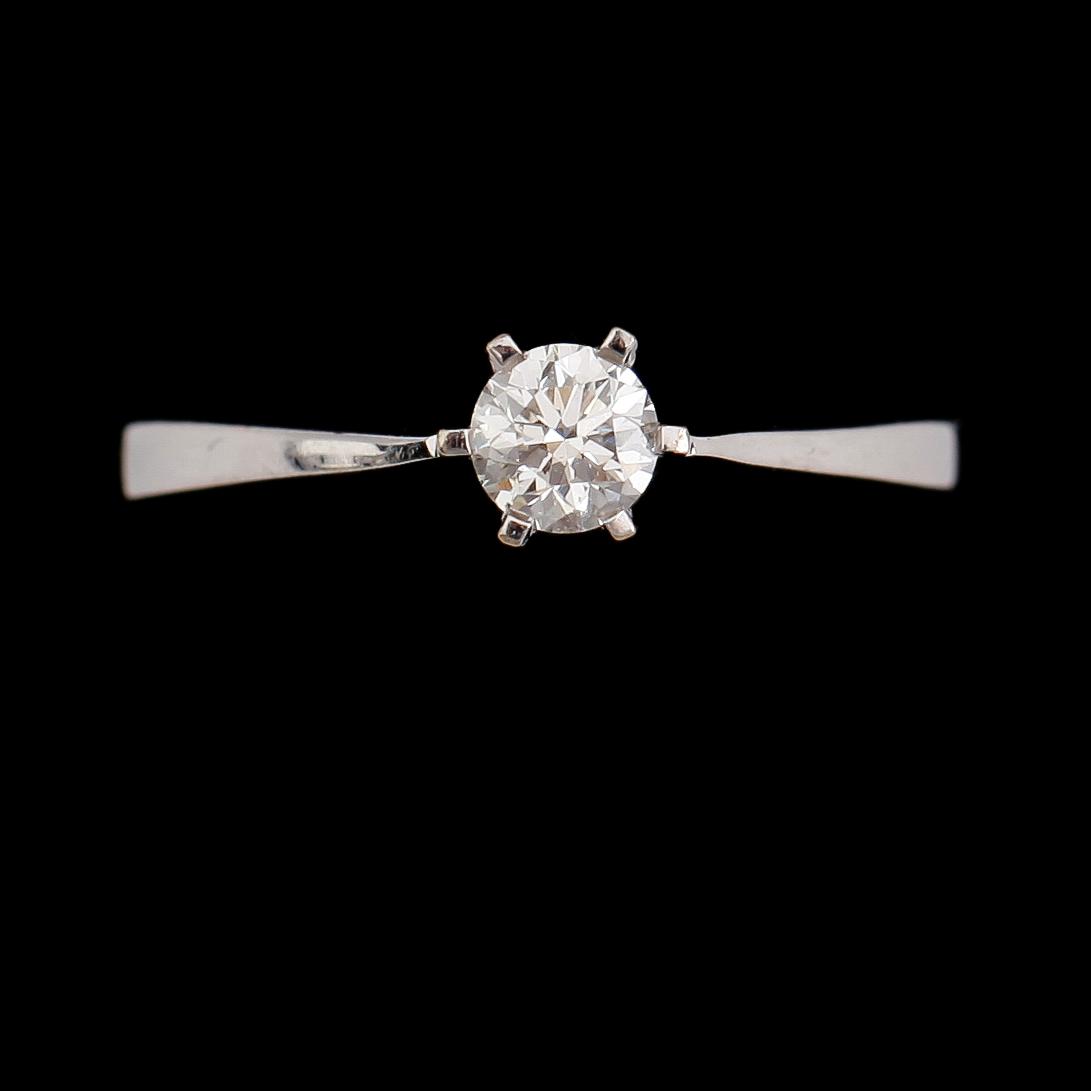 RING, 18 k vitguld, solitär briljantslipad diamant 0.30 ct.
