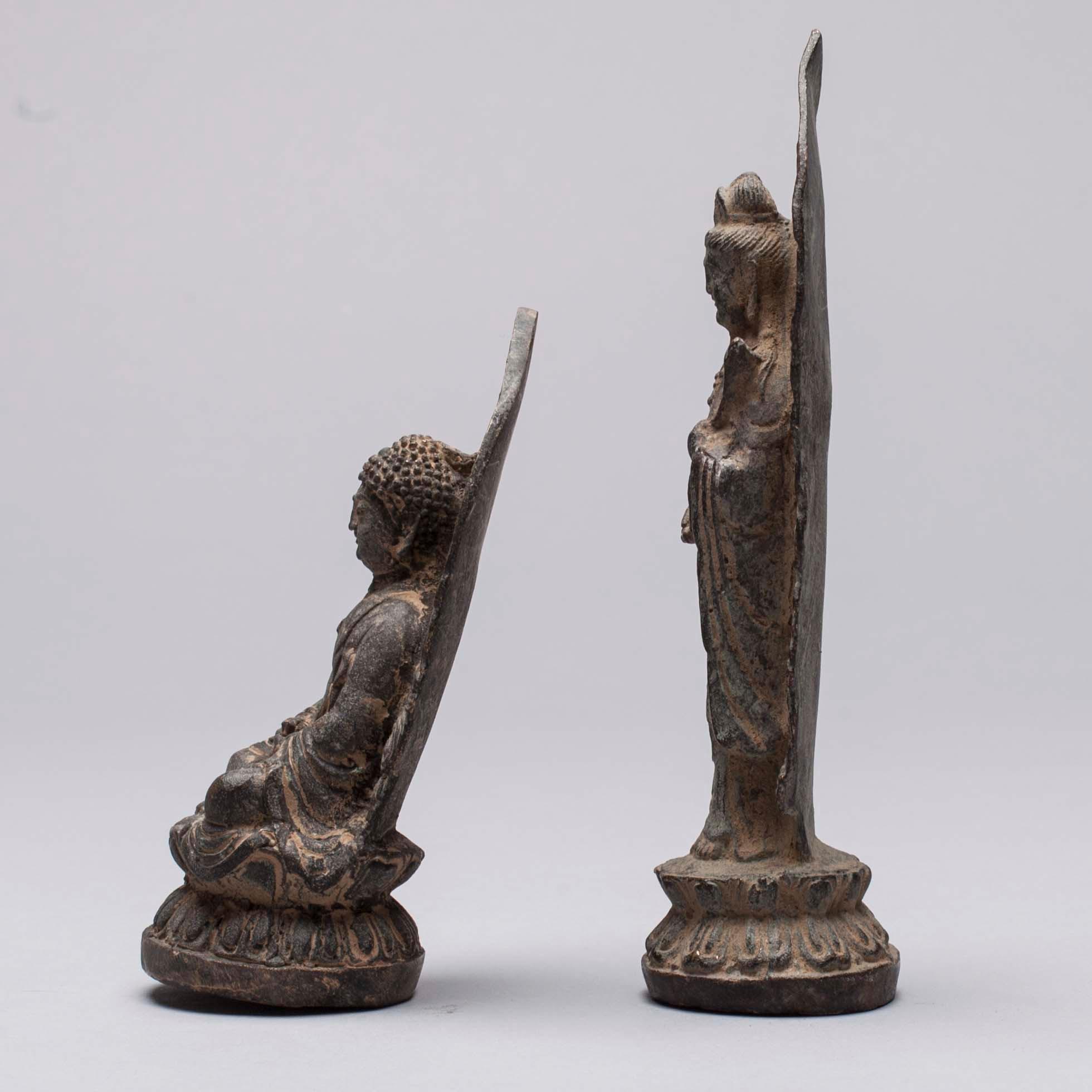 SKULPTURER, 2 st, mässing, Kina, 1900-talets senare hälft.