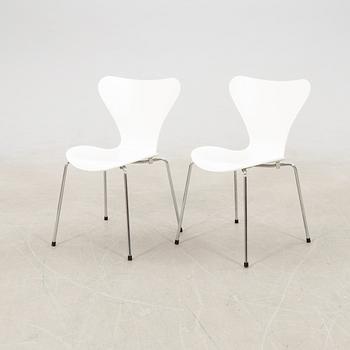 Arne Jacobsen, stolar, 2 st, "Sjuan", Fritz Hansen, Danmark, 2002.