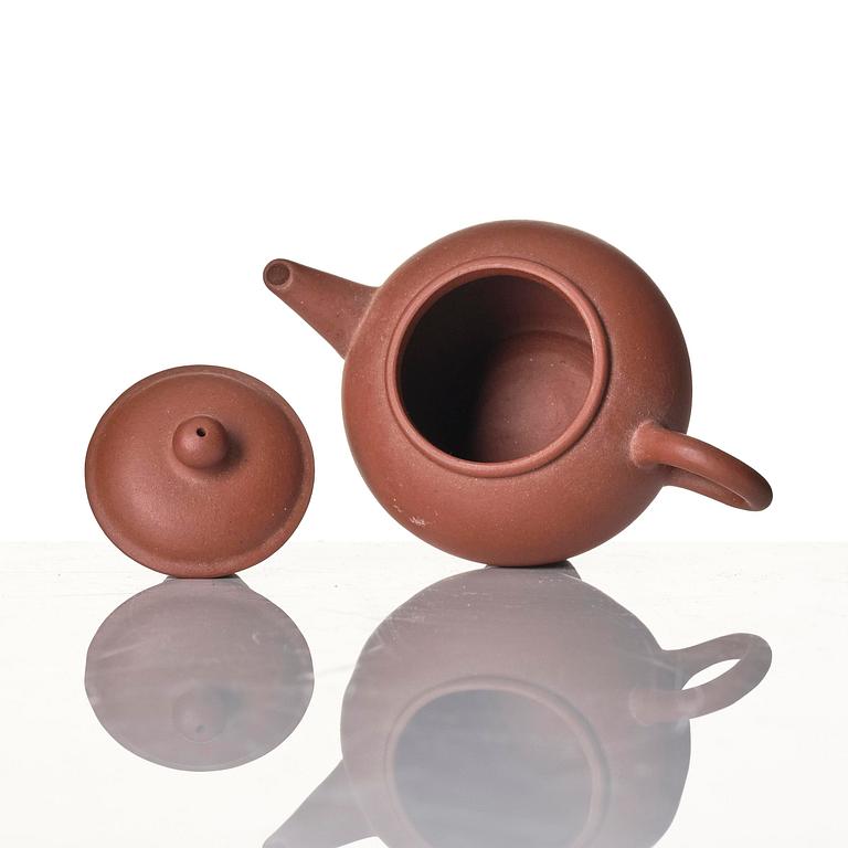 A miniature tea pot with cover, four cups and a dish, China, 20th century.