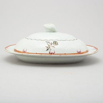 A famille rose and grisaille serving dish with cover. Qing dynasty, Jiaqing.