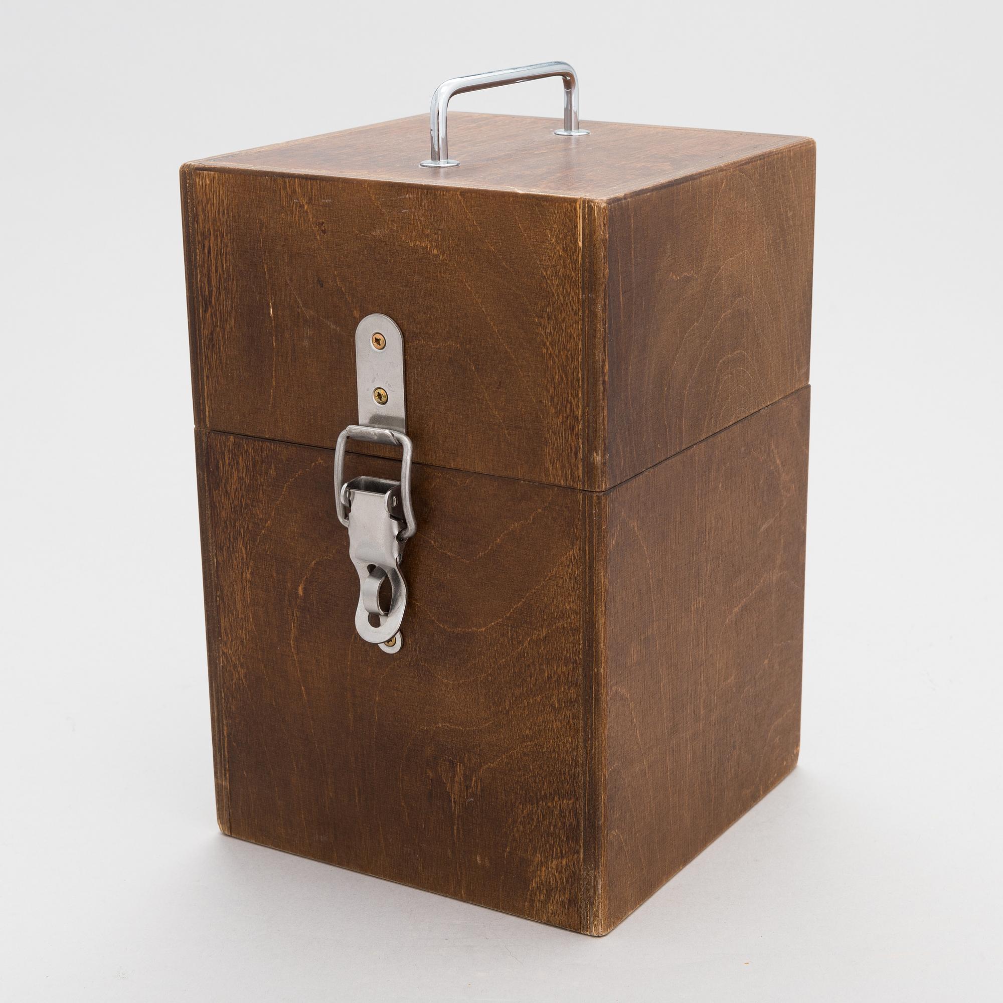 Pekka Piekäinen, veistos, anortosiitti ja hopea, leimattu 1999 Platinoro, Turku.