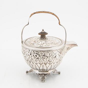 An English 18th century silver tea pot mark of Andrew Fogelberg & Stephan Gilbert, London 1781-82, weight 486 grams.