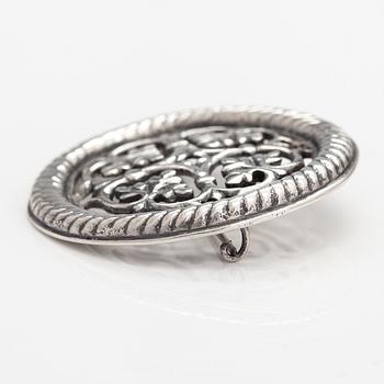 Rintaneula "Tuukkala rintaneula", malli 8,  hopeaa. Kalevala Koru, Helsinki 1945.