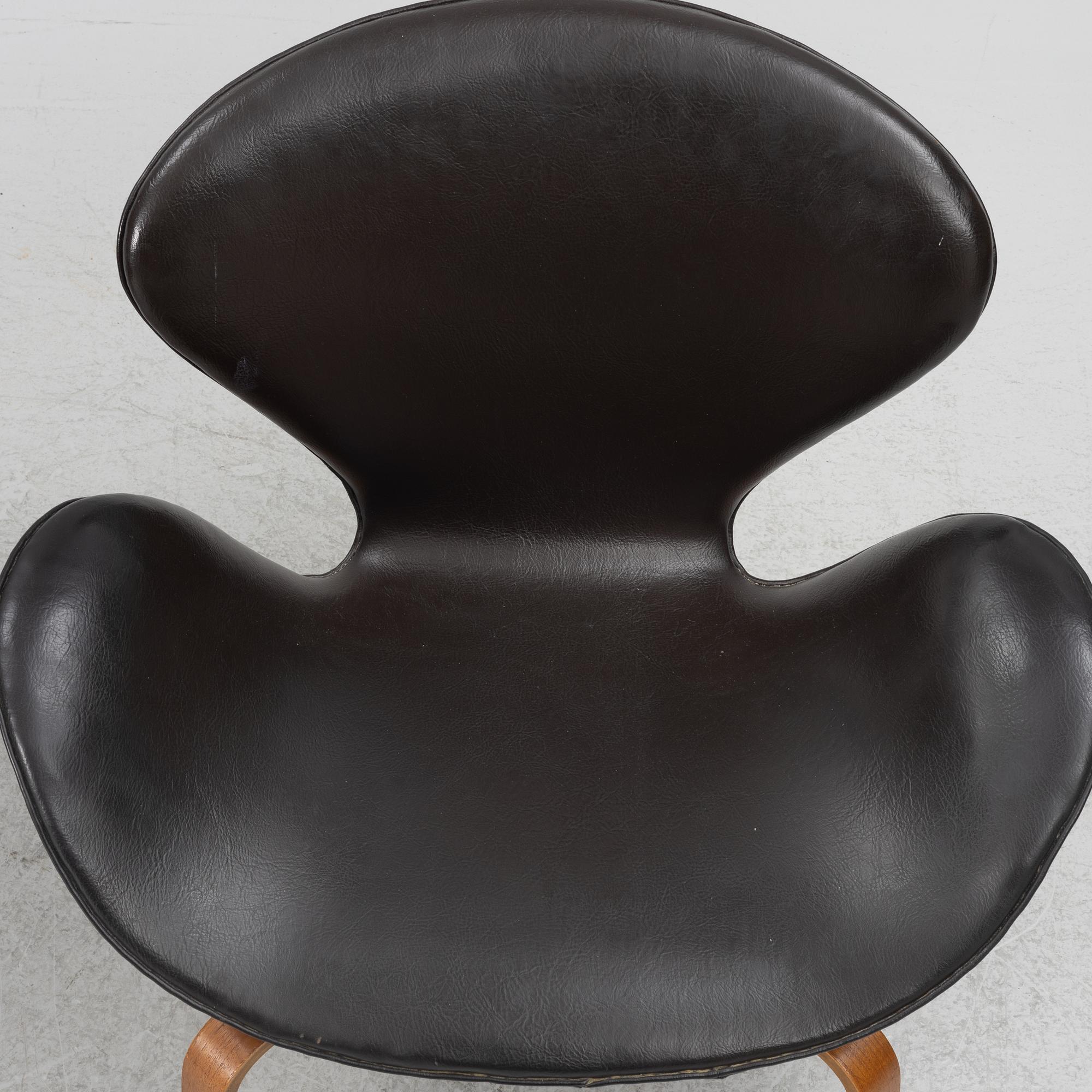 Arne Jacobsen, fåtöljer, ett par, modell 1166, ”Svanen”, Fritz Hansen, Danmark, 1900-talets andra hälft.