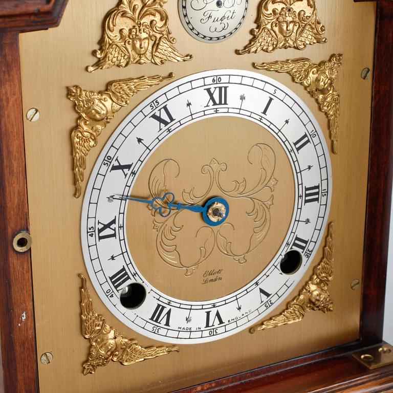 A table ckock by Elliot from London in the 20th century.