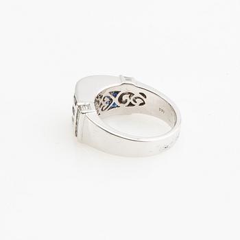 Ring, 18K white gold with baguette-cut diamonds and princess-cut sapphires.
