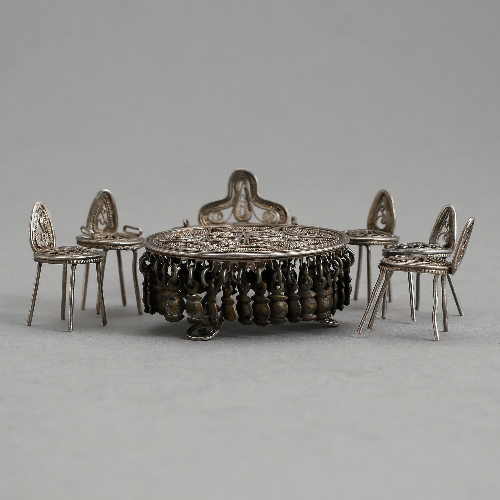 DOCKSSKÅPSMÖBLEMANG, 7 delar, silver, 1800/1900-tal, tot vikt ca 20 gram.