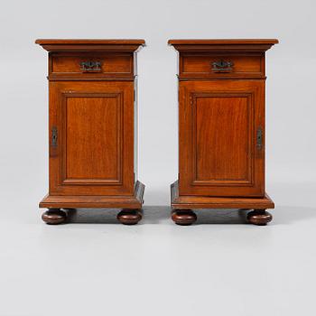 SÄNGBORD / NATTDUKSBORD, ett par, nyrenässans, 1800-talets slut.