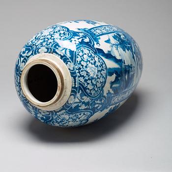 A large blue and white jar, Qing dynasty, Kangxi (1662-1722).