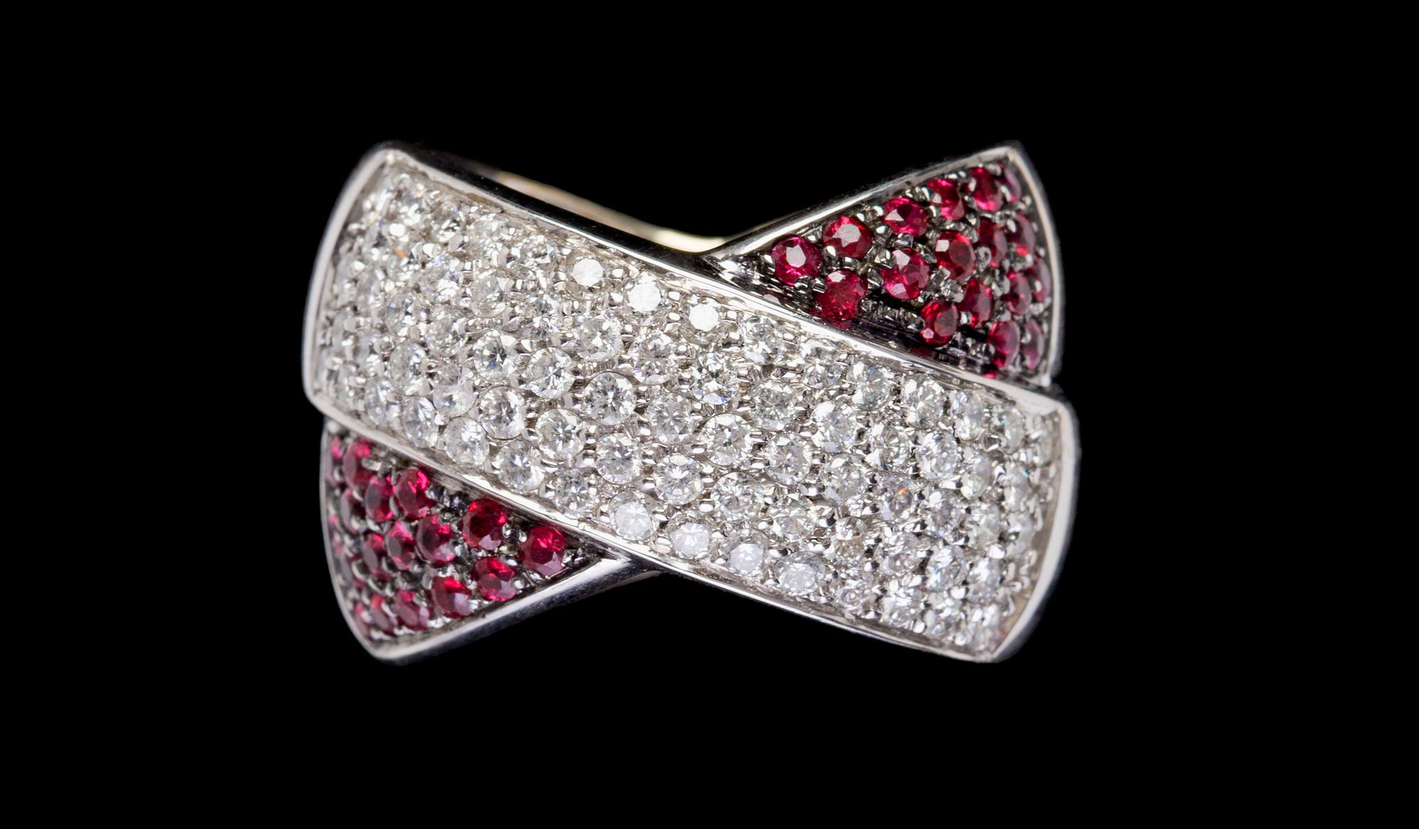 RING, rubiner, 0.80 ct, med briljantslipade diamanter, tot. 1.58 ct.