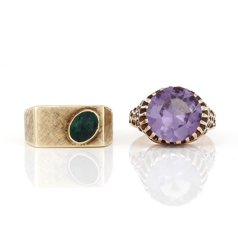 RINGAR, 2 st, 14 k guld med syntetiskt färgförändring safir, ca 7,05 ct och grön sten. Total vikt ca 9,10 g.