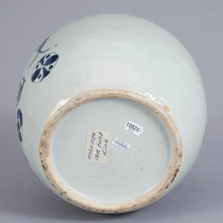 URNA MED LOCK, porslin, Kina 1800-tal.