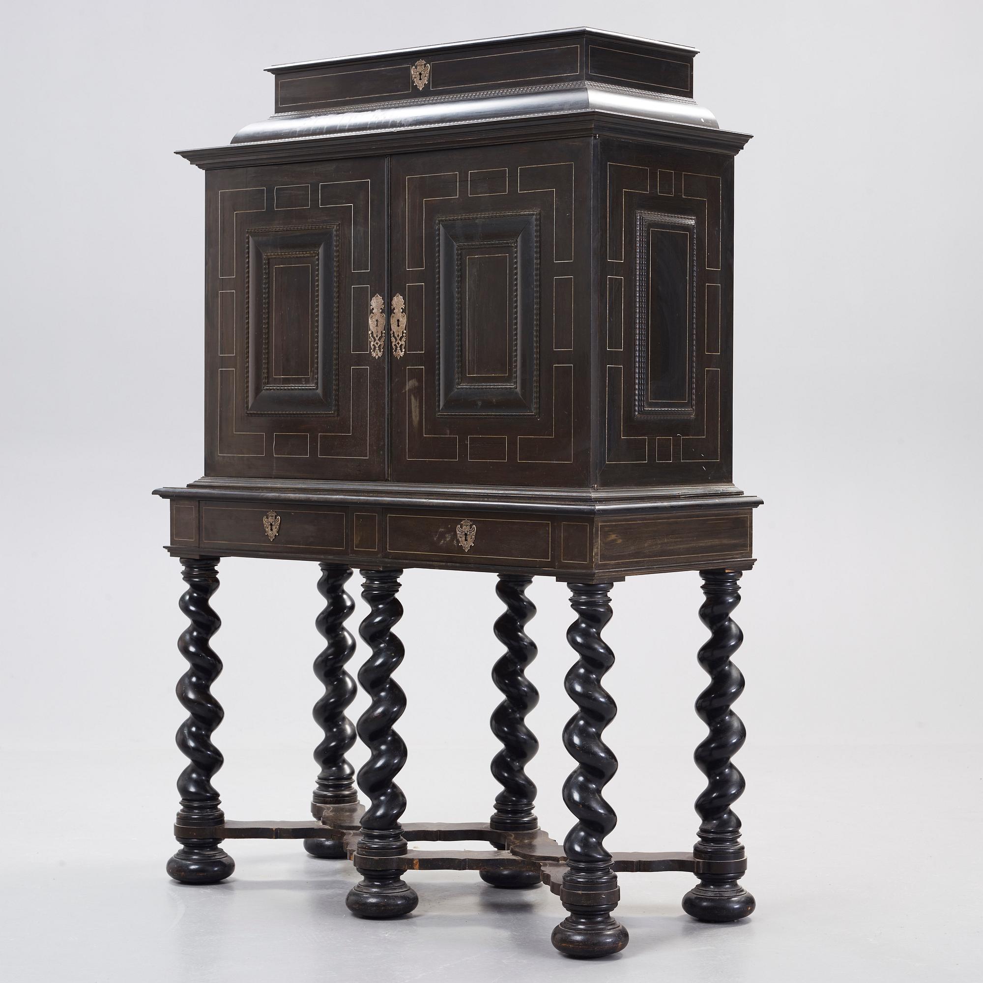 KABINETTSKÅP. Barockstil, omkring år 1900.