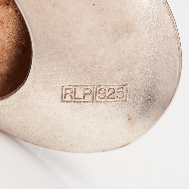 Ritva Liisa Pohjalainen, A stelringsilver bracelet and a pair of earrings. Alppikulta, Helsinki.