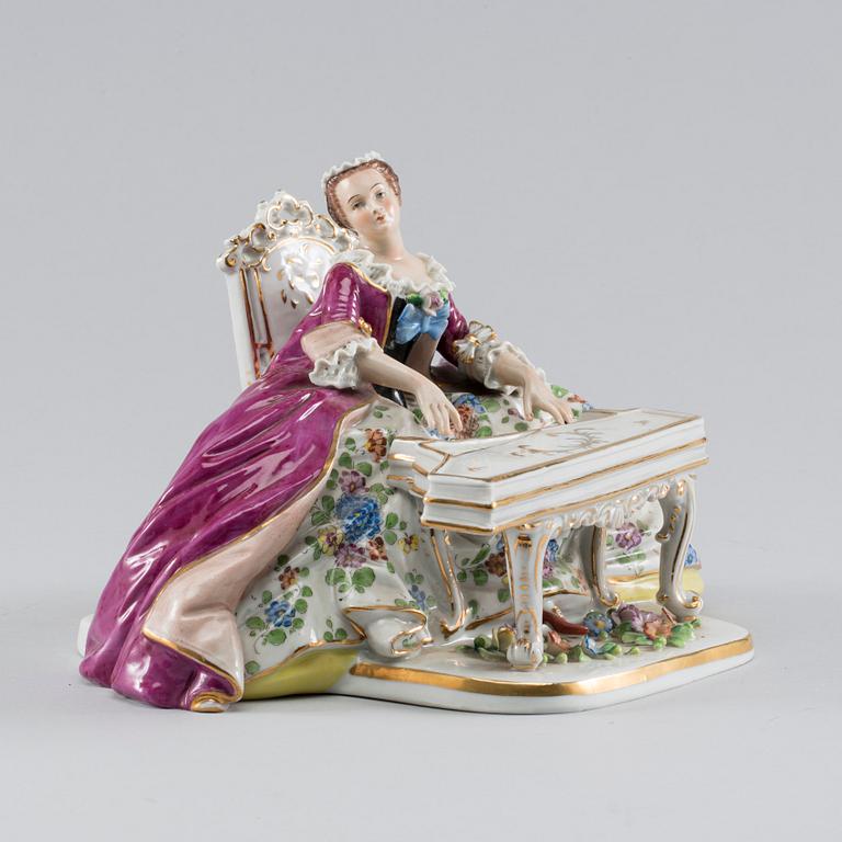 A 20th CENTURY PORCELAIN SITZENDORF FIGURINE.