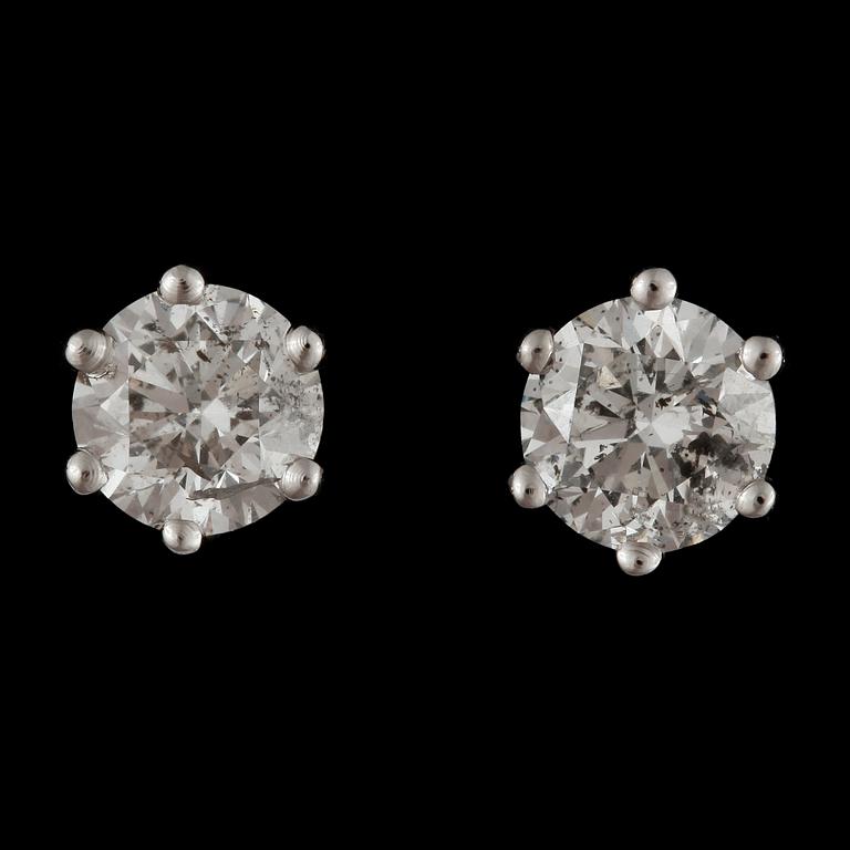 ÖRHÄNGEN, ett par 18k vitguld med briljantslipade diamanter tot ca 1,56 ct. Vikt ca 2,5 gram.