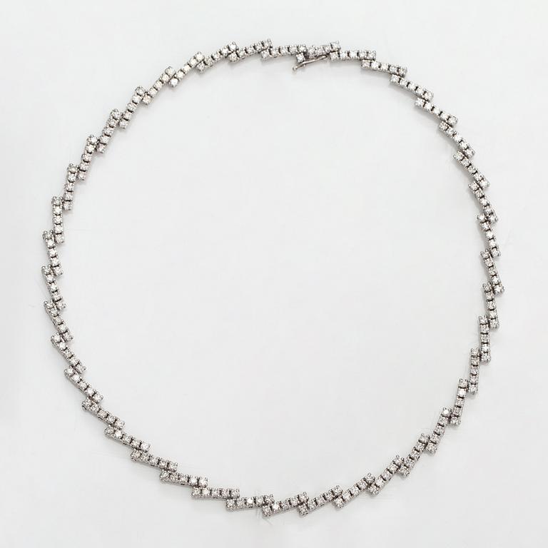 An 18K white gold collier with diamonds ca. 8.00 ct in total according to certificate.