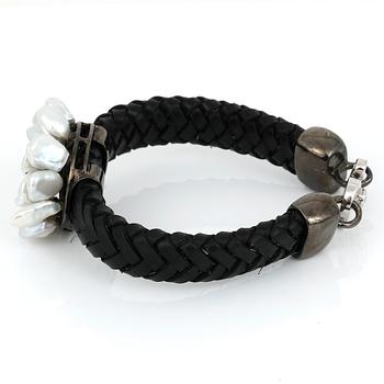 ARMBAND, svart läder, silver, 14K vitguld, barockformade sötvattenspärlor och små diamanter tot ca 0,11 ct.