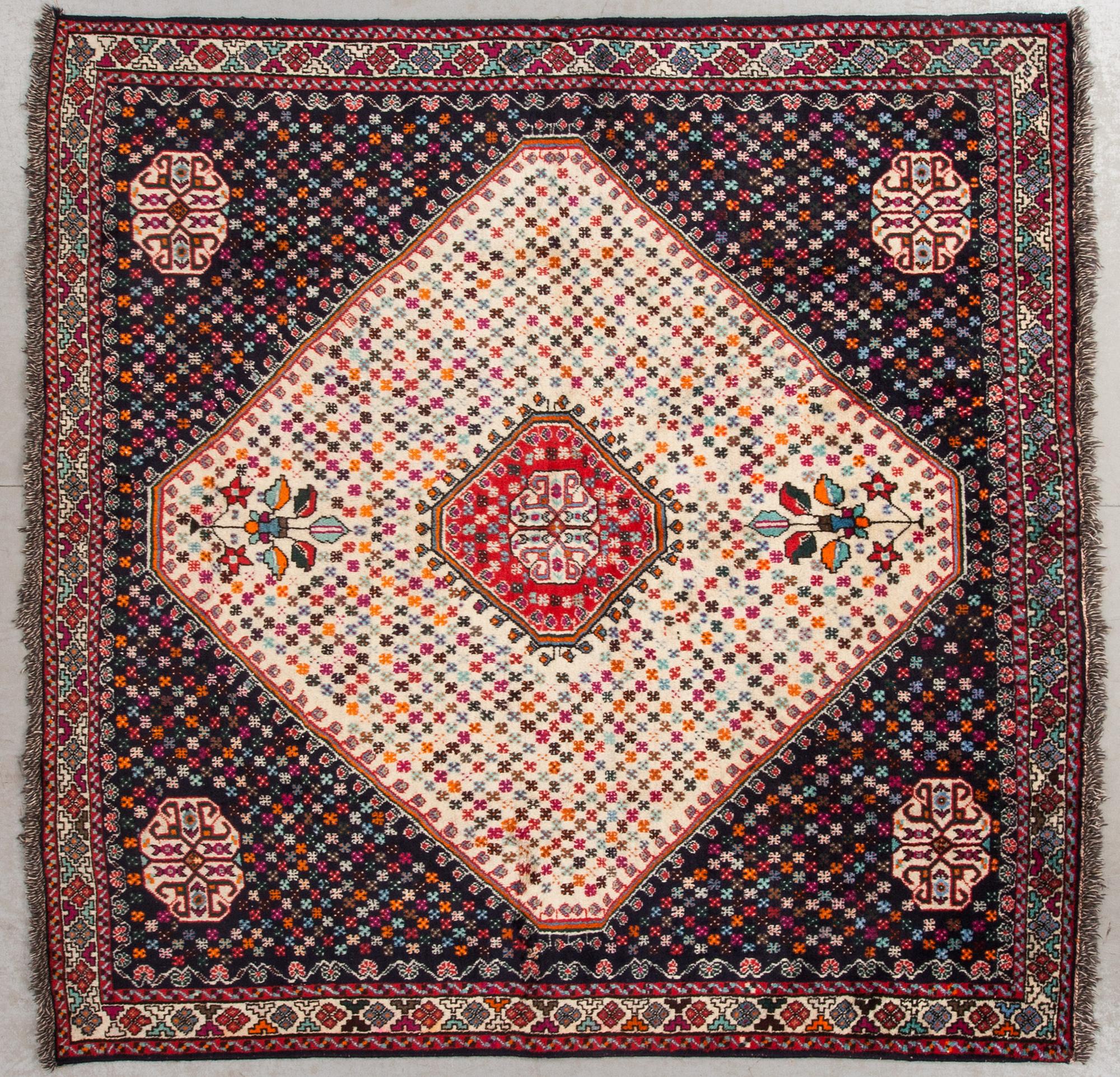 MATTA, old, Shiraz, ca 200 x 200 cm.