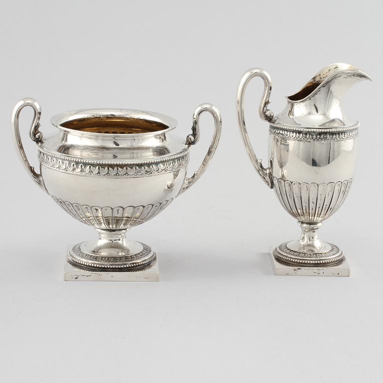 SOCKERSKÅL samt GRÄDDKANNA, silver, empirestil, C G Hallberg, Stockholm, 1907. Vikt 441 g.