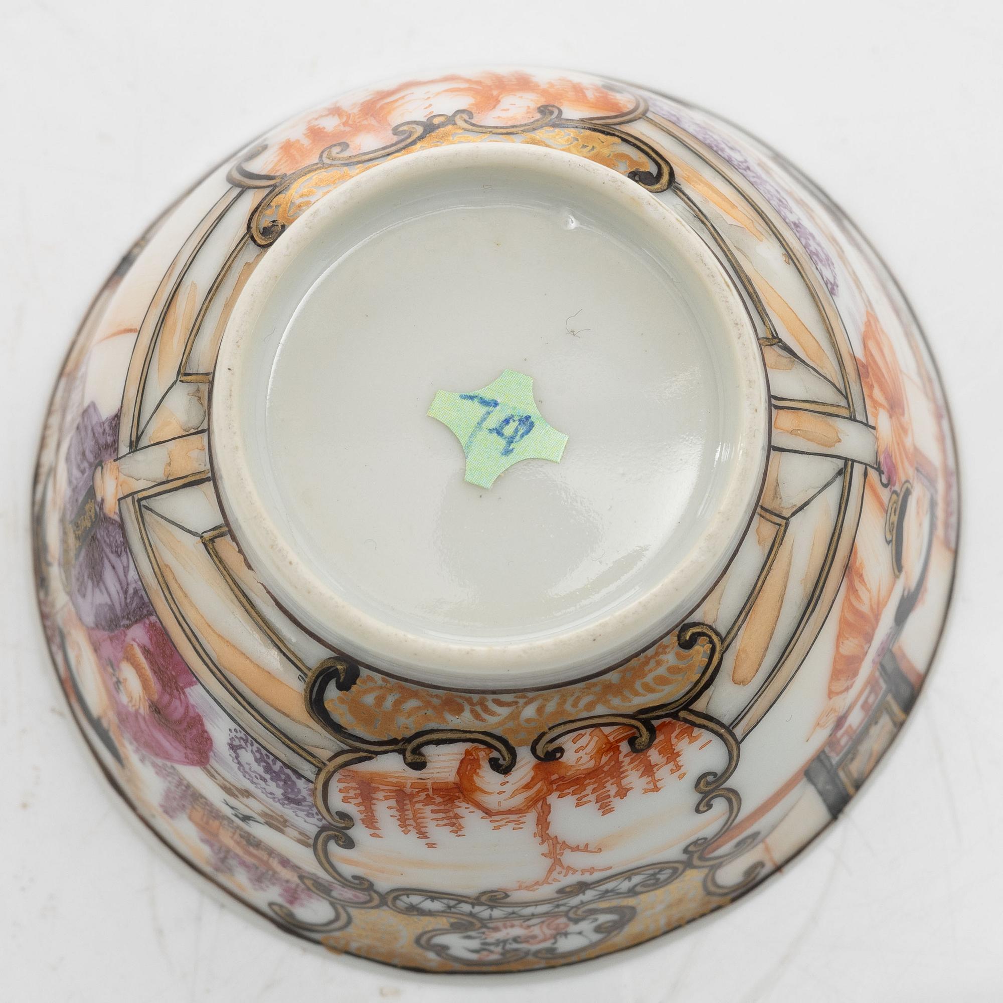 A Chinese export porcelain creamer with cover and two cups, Qing dynasty, 18th century.